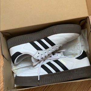 Women’s adidas sambarose sneakers size 6.5 run big